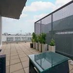 Beautiful With Spacious Balcony By Renters 아파트 *