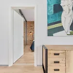 Beautiful With Spacious Balcony By Renters 브로츠와프