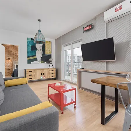 Beautiful With Spacious Balcony By Renters Apartament *