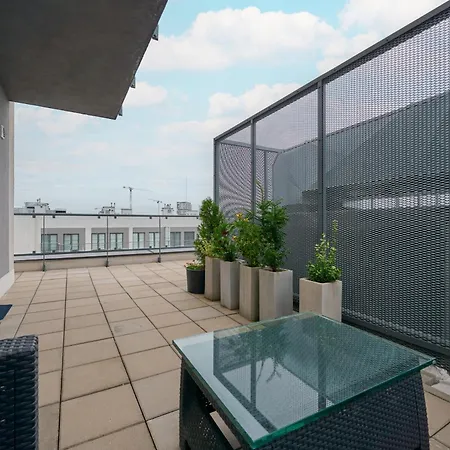 Beautiful With Spacious Balcony By Renters Apartament *