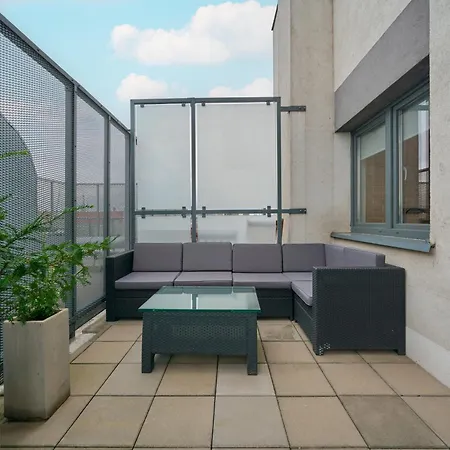 Beautiful With Spacious Balcony By Renters Apartament