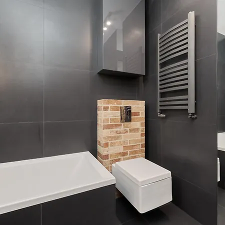 Beautiful With Spacious Balcony By Renters Apartament *