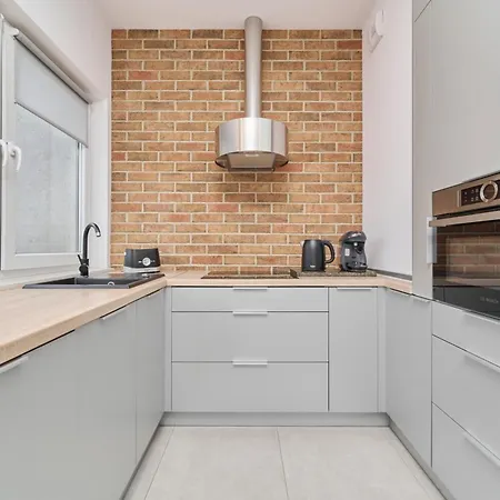 Beautiful With Spacious Balcony By Renters *