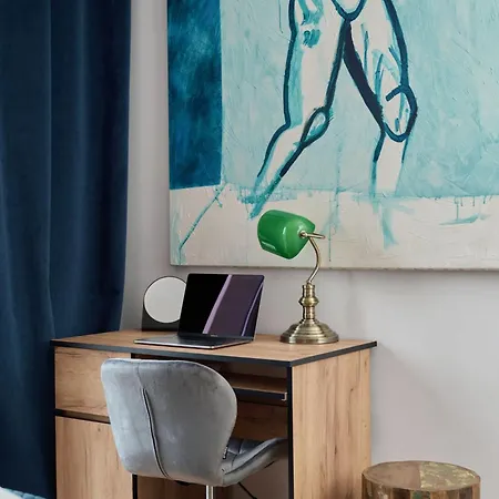 Beautiful With Spacious Balcony By Renters *