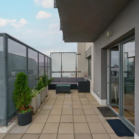 Beautiful With Spacious Balcony By Renters *