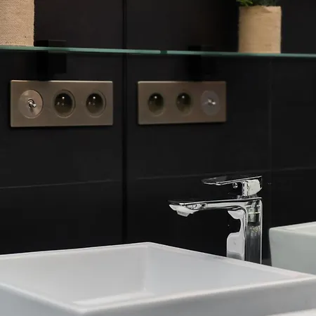 Beautiful With Spacious Balcony By Renters * Breslavia