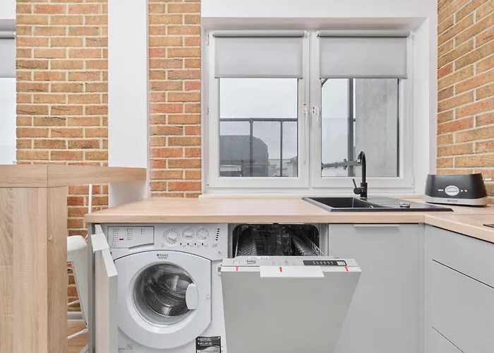 Beautiful With Spacious Balcony By Renters