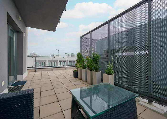 Beautiful With Spacious Balcony By Renters Appartement *