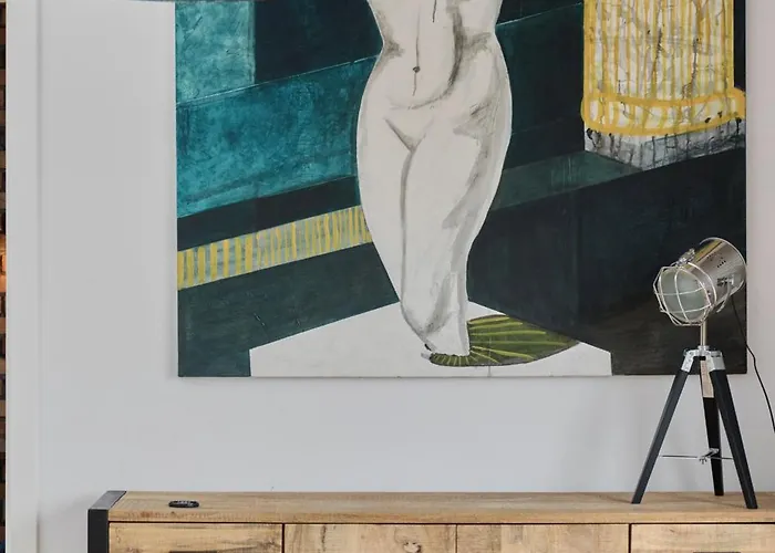 Beautiful With Spacious Balcony By Renters Appartement *