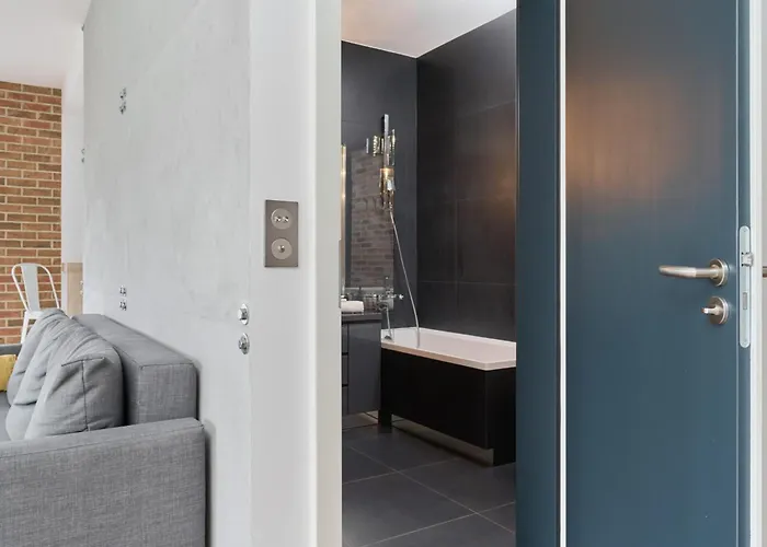 Beautiful With Spacious Balcony By Renters